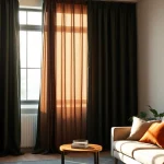 Dikke gordijnstof die rijkdom en elegantie toevoegt aan een gezellige woonkamer.