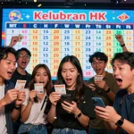 Keluaran HK live draw memberikan kegembiraan dengan pemain memeriksa hasil di layar dan tiket.